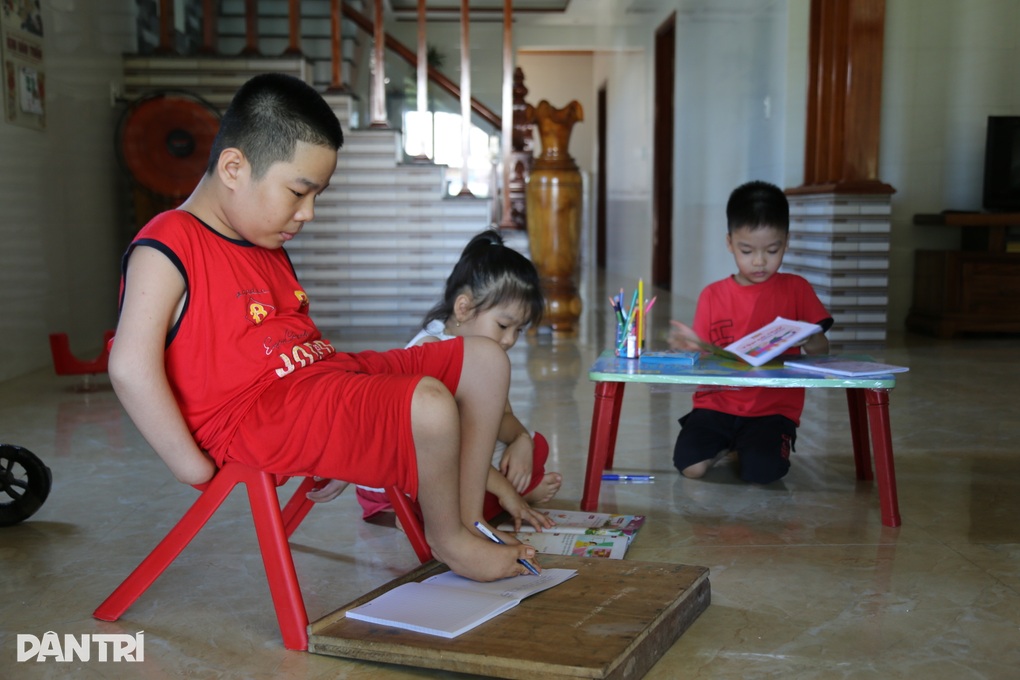 Tiểu Nguyễn Ngọc Ký viết chữ bằng chân, nuôi ước mơ làm bác sĩ - 6 Tiểu Nguyễn Ngọc Ký viết chữ bằng chân, nuôi ước mơ làm bác sĩ - 6