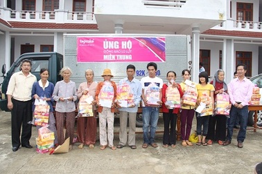 Topcake tặng quà ủng hộ các gia đình bị bão lụt miền Trung