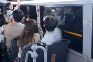 Hơn nửa triệu đồng để đi xe buýt chạy trốn zombie ở Seoul