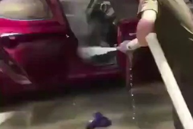 Phì cười với kiểu rửa xe siêu sạch để chuẩn bị đón Tết