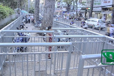 Tiến hành tháo bớt rào chắn vỉa hè như mê cung làm khó người đi bộ