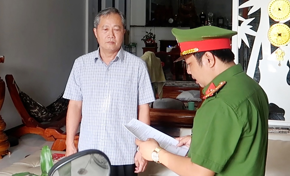 Phó chủ tịch thành phố Long Xuyên Nguyễn Bảo Sinh bị bắt - 1 Phó chủ tịch thành phố Long Xuyên Nguyễn Bảo Sinh bị bắt - 1