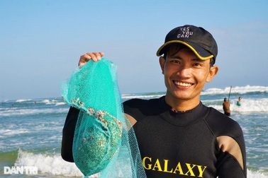 Cuối năm, ngư dân đi cào sản vật quý, kiếm nửa triệu mỗi ngày