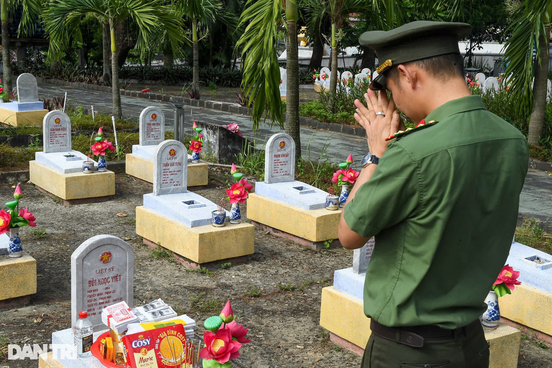 Những liệt sỹ tuổi 20 xương thành đá, máu thành hoa viết nên hòa bình - 11 Những liệt sỹ tuổi 20 xương thành đá, máu thành hoa viết nên hòa bình - 11