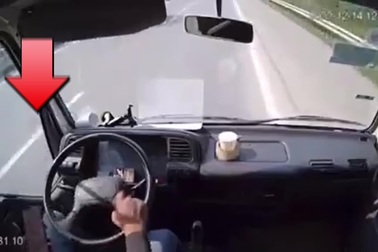 Vừa lái xe vừa dùng điện thoại, tài xế tự gây tai nạn nghiêm trọng