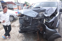 Ô tô sụp ổ gà, tài xế nguy kịch