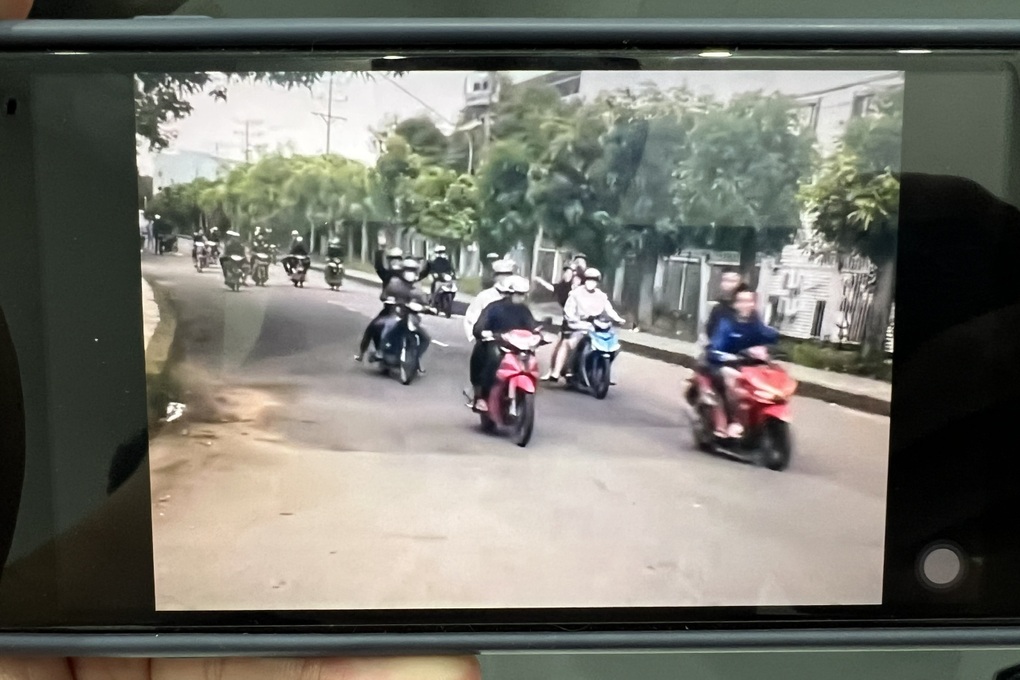 Công an lấy lời khai nhóm thanh thiếu niên náo loạn khu công nghiệp ở TPHCM - 1