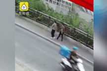 Hãi hùng cảnh hố tử thần bất ngờ “nuốt chửng” người đi bộ Trung Quốc