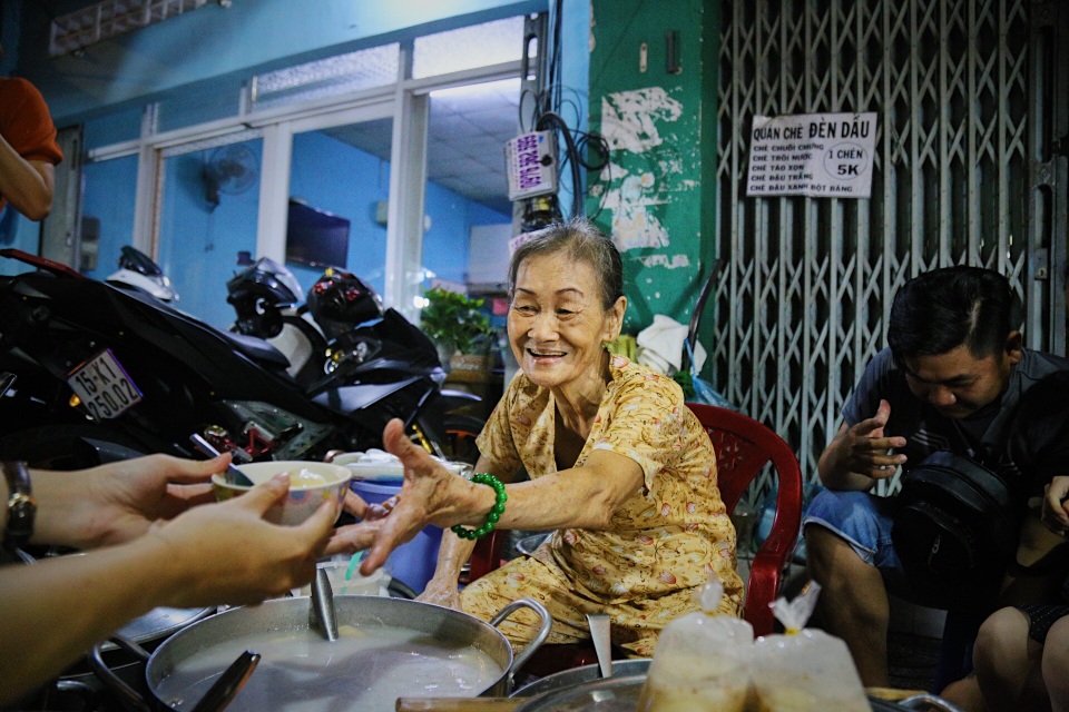 Cụ bà, nồi chè và gần 50 năm tuổi nghề nơi vỉa hè Sài Gòn - 8 Cụ bà, nồi chè và gần 50 năm tuổi nghề nơi vỉa hè Sài Gòn - 8