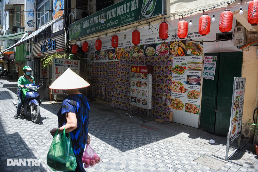 Cảnh cửa đóng then cài, đìu hiu ở phố ẩm thực không ngủ Hà Nội - 7 Cảnh cửa đóng then cài, đìu hiu ở phố ẩm thực không ngủ Hà Nội - 7