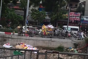 Ngán ngẩm với hình ảnh người dân thản nhiên vứt rác xuống sông Tô Lịch