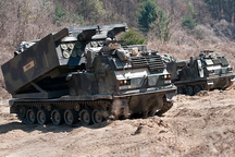 Anh đề nghị Mỹ cho phép chuyển giao pháo phản lực cho Ukraine