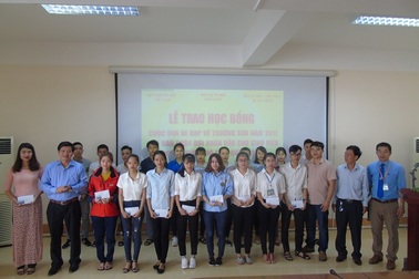 Trao 20 suất học bổng từ cuộc đua “Về Trường Sơn 2017” đến sinh viên nghèo Quảng Bình