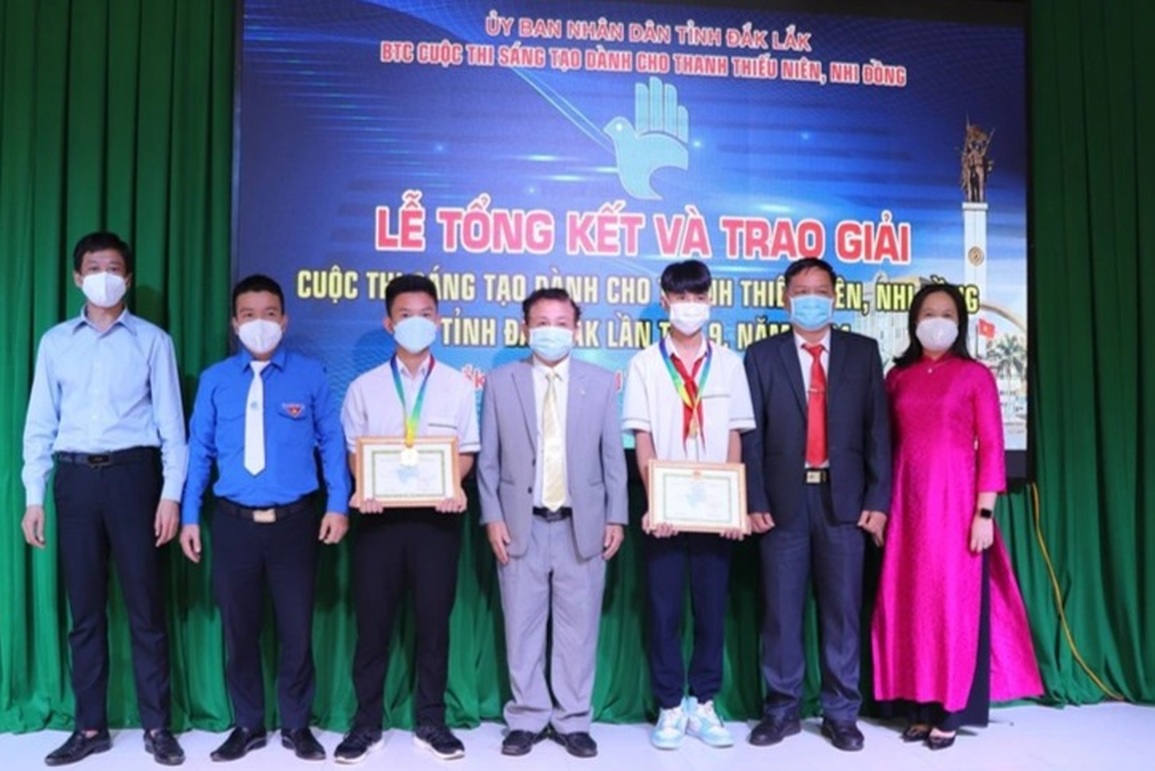 Nam sinh phố núi sáng chế robot hỗ trợ chăm sóc bệnh nhân mắc Covid-19 - 1 Nam sinh phố núi sáng chế robot hỗ trợ chăm sóc bệnh nhân mắc Covid-19 - 1