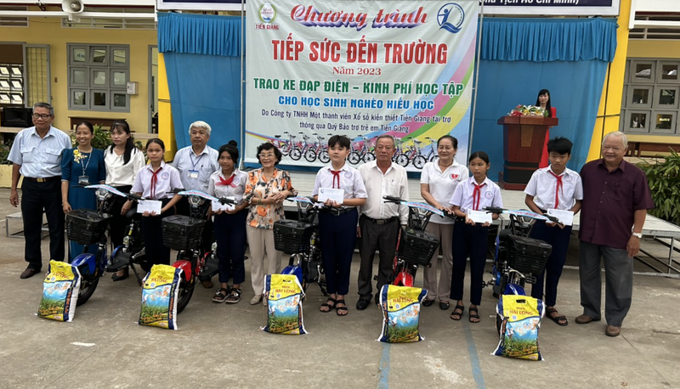 Ban tổ chức trao kinh phí học tập cho học sinh Trường THCS Mai Thị Út (Thị xã Cai Lậy).