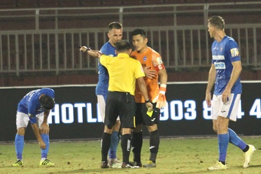 CLB TPHCM thắng Than Quảng Ninh trong trận cầu trọng tài liên tục bị phản ứng