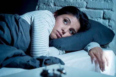 Kính màu hổ phách giảm tác hại của ánh sáng xanh từ điện thoại thông minh