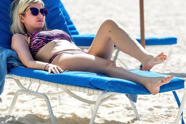 Nữ tiếp viên hàng không khoe dáng gợi cảm với bikini