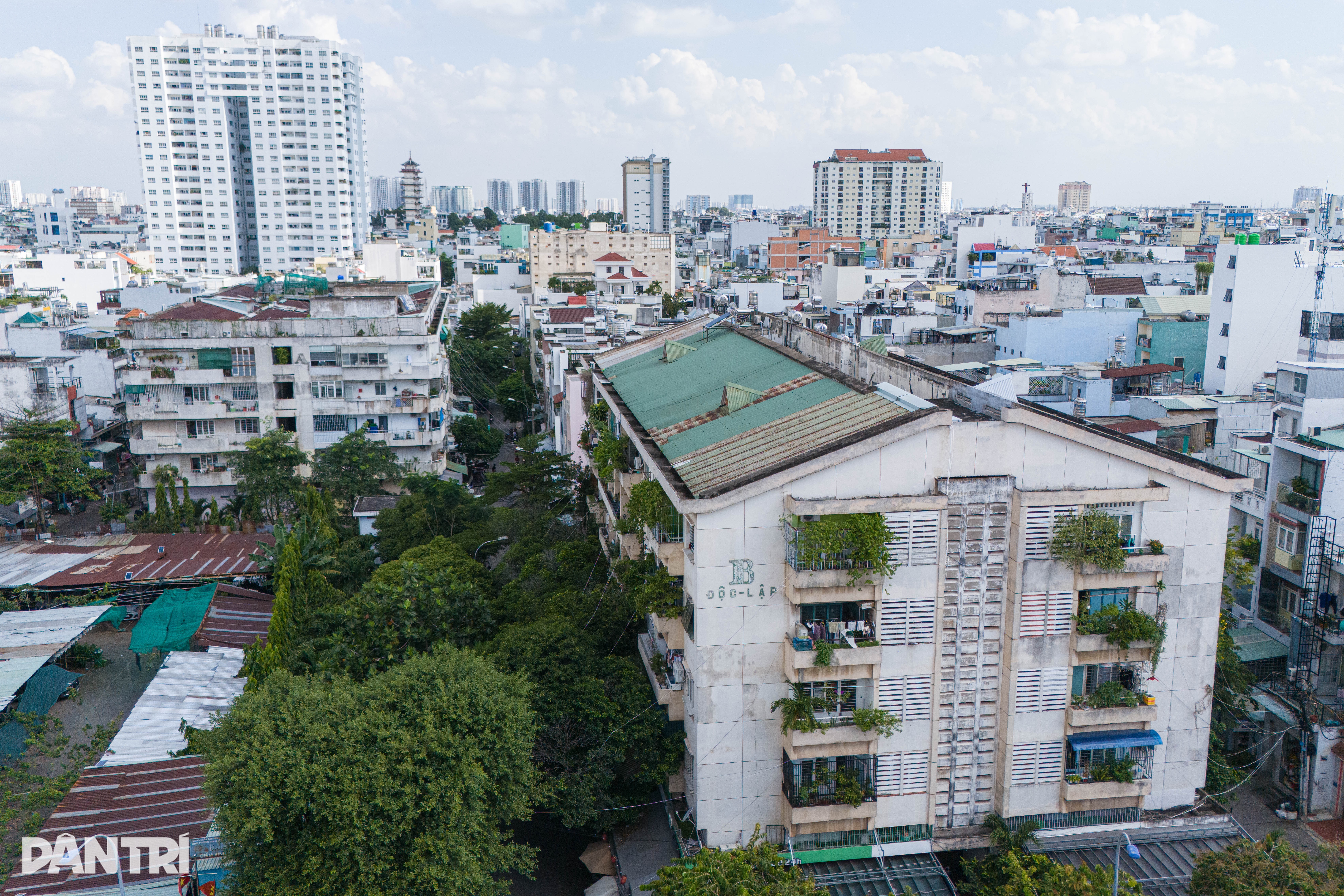 Người dân cư xá Độc Lập tháo dỡ chuồng cọp sau vụ cháy thương tâm - 2