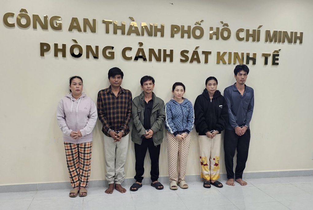 Kiểm tra bãi xe, phát hiện xưởng sản xuất hàng giả ở TPHCM - 1 Kiểm tra bãi xe, phát hiện xưởng sản xuất hàng giả ở TPHCM - 1