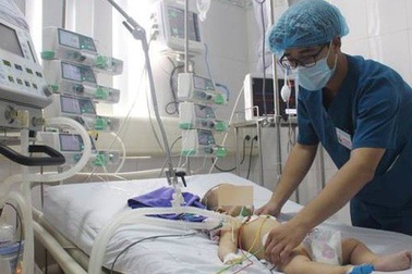Bé trai 6 tháng tuổi nguy kịch sau khi được chữa “mở khoá đầu”