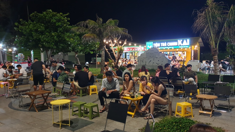 Ngỡ “thoát lệnh cấm”, hàng loạt cửa hàng vội mở cửa kinh doanh - 1 Ngỡ “thoát lệnh cấm”, hàng loạt cửa hàng vội mở cửa kinh doanh - 1