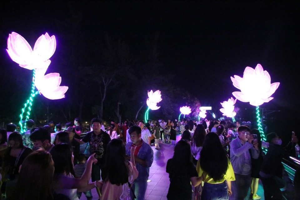 Đêm Hoa đăng Ninh Kiều thu hút hàng nghìn lượt người đến xem - 8 Đêm Hoa đăng Ninh Kiều thu hút hàng nghìn lượt người đến xem - 8