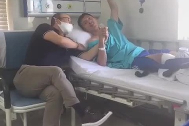 Hai thầy trò Park Hang Seo và Hùng Dũng nắm tay nhau trò chuyện