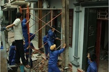 Nền đất dưới ngôi nhà “sắp sập” toàn… bùn