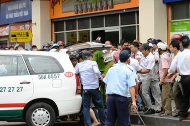 Phê ma túy, nam thanh niên đòi cắt cổ nữ nhân viên nhà sách