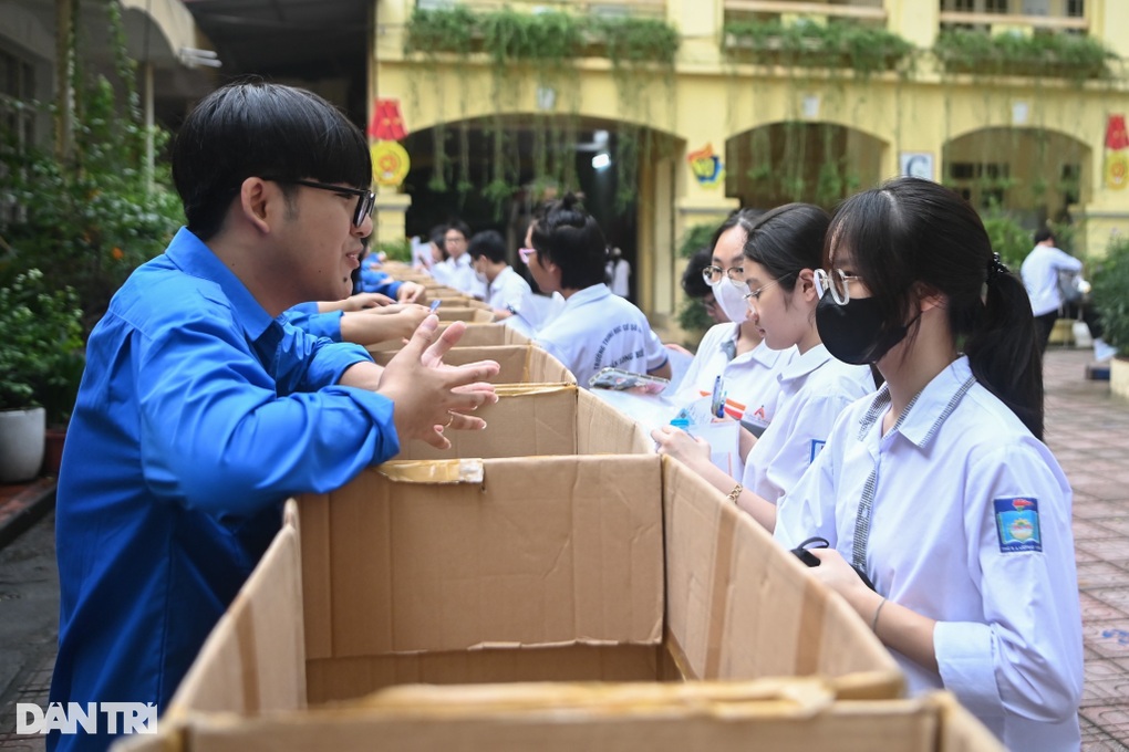 Thi lớp 10 tại Hà Nội: Gần 106.000 học sinh bước vào bài thi đầu tiên - 4 Thi lớp 10 tại Hà Nội: Gần 106.000 học sinh bước vào bài thi đầu tiên - 4