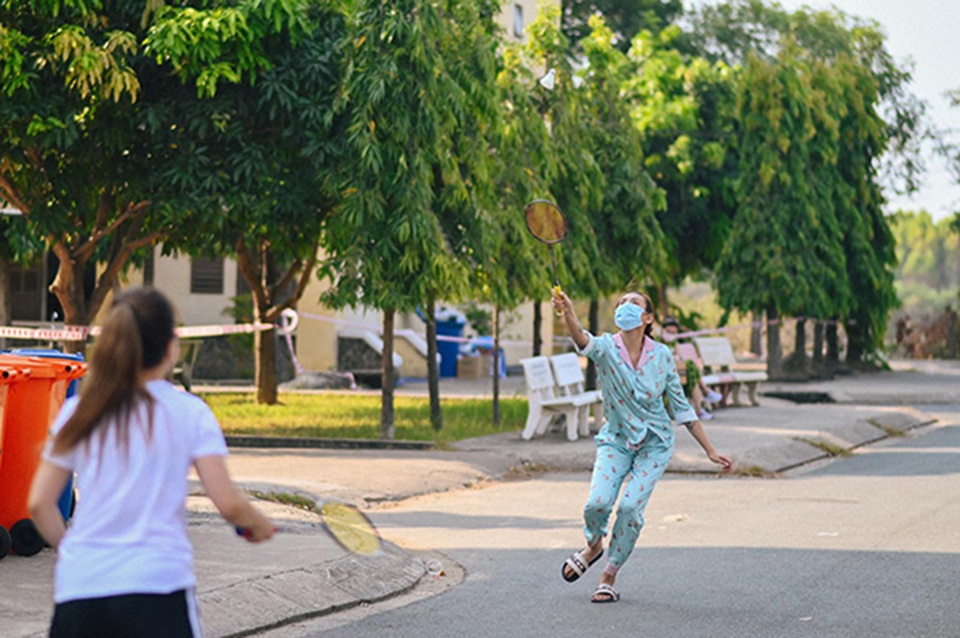 Võ Hoàng Yến dọn rác khu cách ly - 10 Võ Hoàng Yến dọn rác khu cách ly - 10