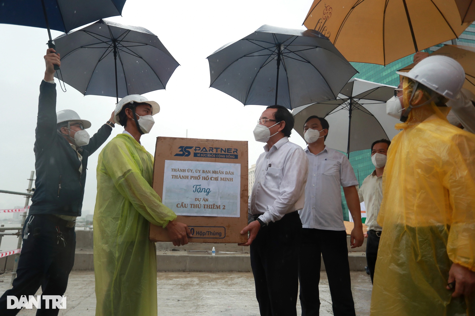 Lãnh đạo TPHCM đội mưa khảo sát cầu Thủ Thiêm 2 sau khi hợp long - 8 Lãnh đạo TPHCM đội mưa khảo sát cầu Thủ Thiêm 2 sau khi hợp long - 8