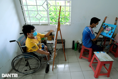 Độc đáo tranh sơn dầu, tranh hoa đất được làm từ những đôi tay khiếm khuyết