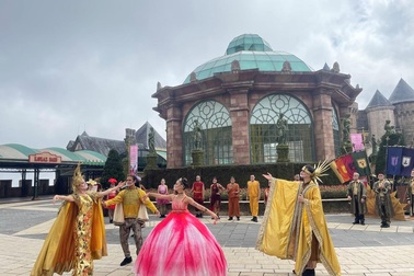 Đôi lứa dập dìu hẹn hò dịp Valentine trên đỉnh Bà Nà