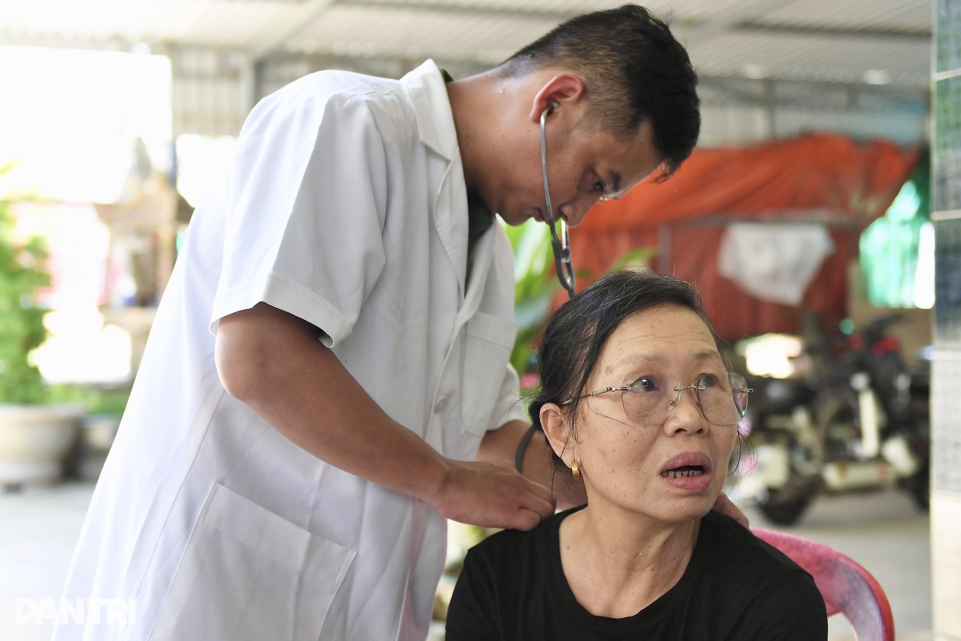 Khám bệnh tận nhà những nhân chứng mang thương tích chiến tranh - 9 Khám bệnh tận nhà những nhân chứng mang thương tích chiến tranh - 9