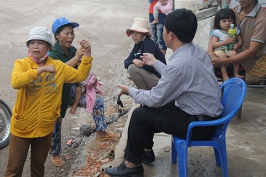 Dân đổ ra đường cản trở công nhân thi công QL19