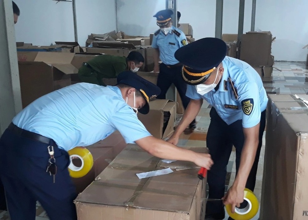 Đột kích kho đồ chơi Trung Quốc khủng giáp Tết Trung thu tại Nam Định - 1 Đột kích kho đồ chơi Trung Quốc khủng giáp Tết Trung thu tại Nam Định - 1