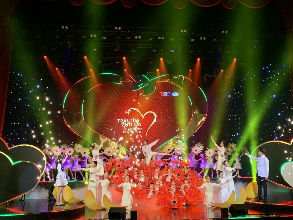 Áo đấu của U22 Việt Nam được đấu giá gây quỹ cho chương trình Trái tim cho em - 1