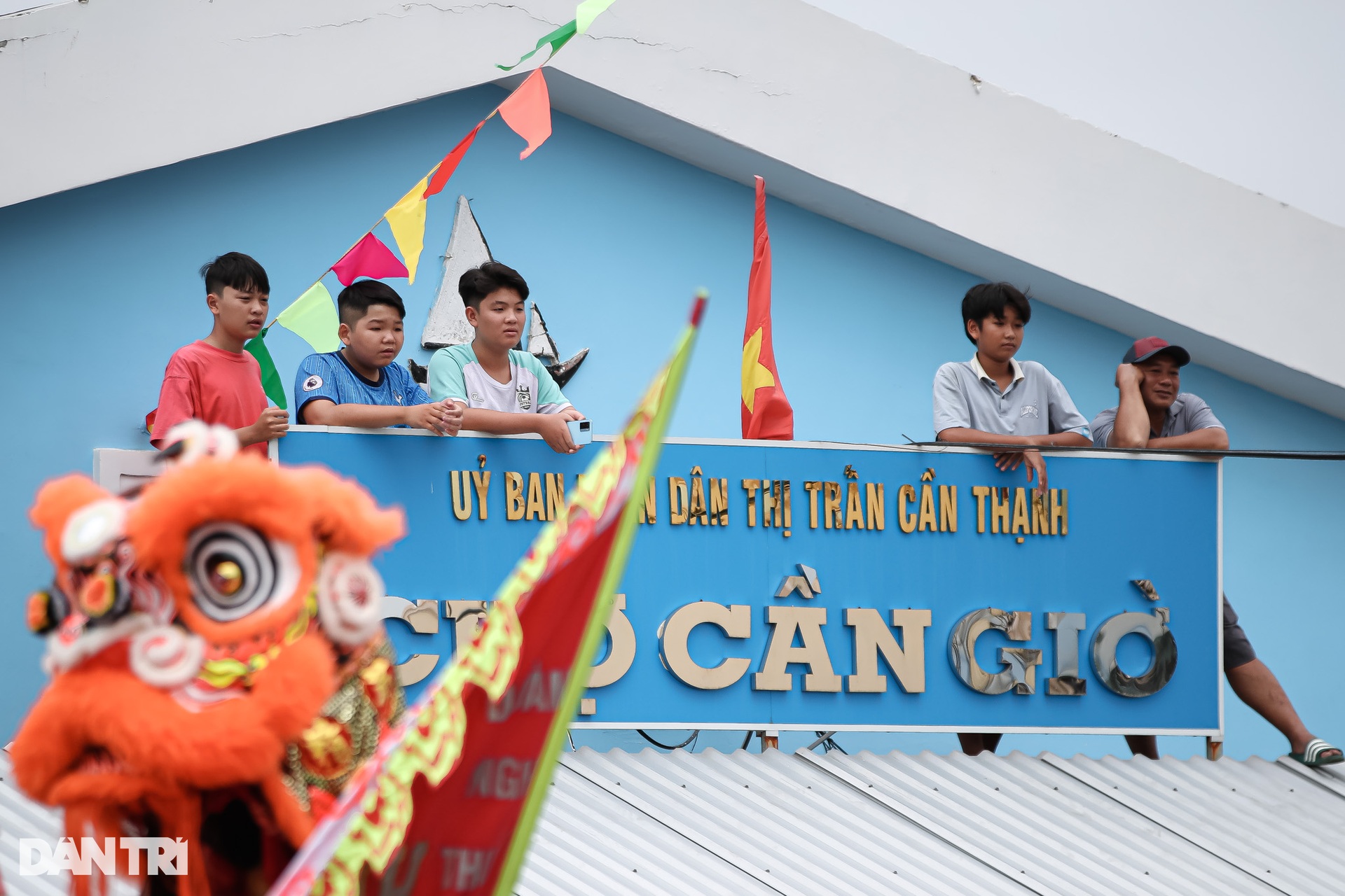 Hàng nghìn người dân đổ ra đường đón đoàn rước Nghinh Ông - 3 Hàng nghìn người dân đổ ra đường đón đoàn rước Nghinh Ông - 3