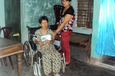 Ca sĩ Ánh Tuyết trao tặng 24 triệu đồng đến 2 hoàn cảnh khó khăn tại Huế