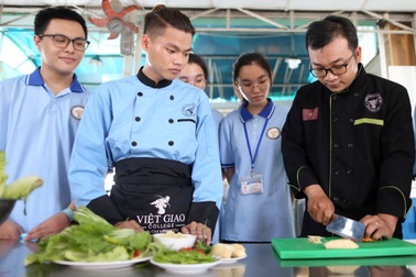 Cử nhân, thạc sĩ cũng đi học nghề