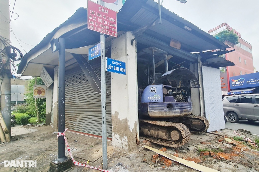 Tháo dỡ căn nhà 4 mặt tiền án ngữ giữa đường 10 năm ở TPHCM - 1 Tháo dỡ căn nhà 4 mặt tiền án ngữ giữa đường 10 năm ở TPHCM - 1