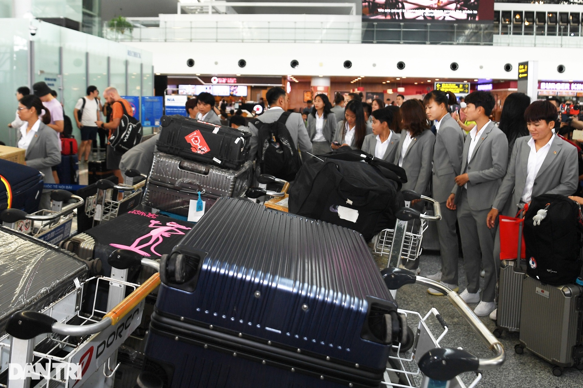 Huỳnh Như, Thanh Nhã cùng đồng đội rạng rỡ lên đường dự World Cup - 10 Huỳnh Như, Thanh Nhã cùng đồng đội rạng rỡ lên đường dự World Cup - 10