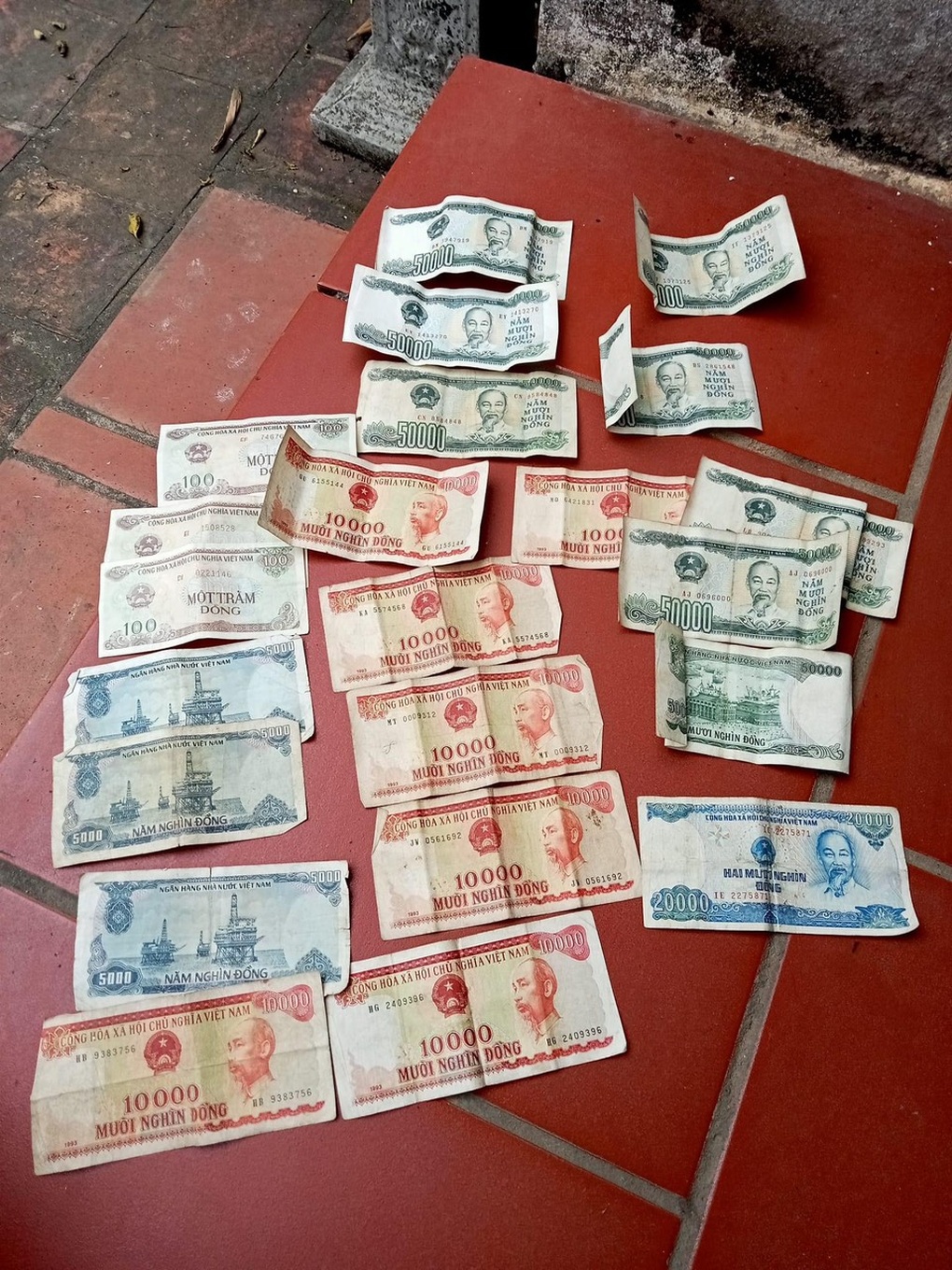Bất ngờ với bọc tiền cụ bà 90 tuổi cuộn kỹ, giấu trong bao tải - 2 Bất ngờ với bọc tiền cụ bà 90 tuổi cuộn kỹ, giấu trong bao tải - 2
