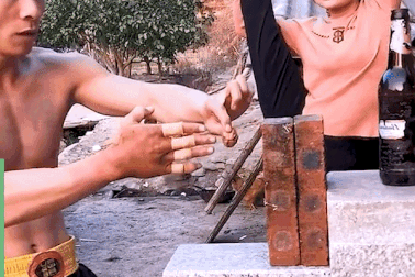 Choáng với kung-fu siêu đỉnh: Chân cứng như thép, dùng một tay đấm gạch