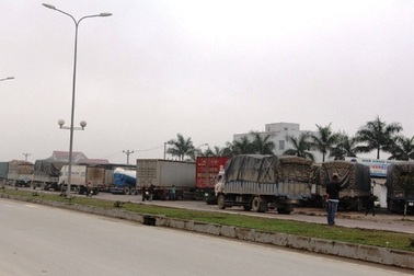 Hàng chục xe tải xếp hàng né trạm cân