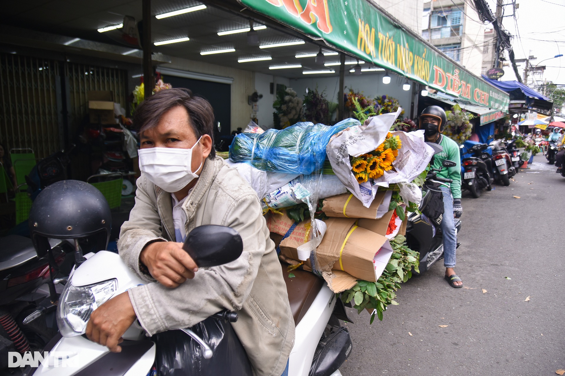 Chợ hoa lớn nhất TPHCM đìu hiu trước dịp lễ 20/10 - 2 Chợ hoa lớn nhất TPHCM đìu hiu trước dịp lễ 20/10 - 2