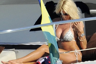 Siêu mẫu 38 tuổi khoe dáng gợi cảm 