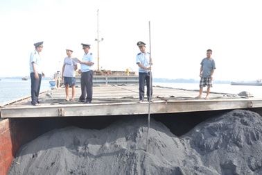 Bắt hơn 2.000 tấn than cám lậu trên vùng biển Quảng Ninh